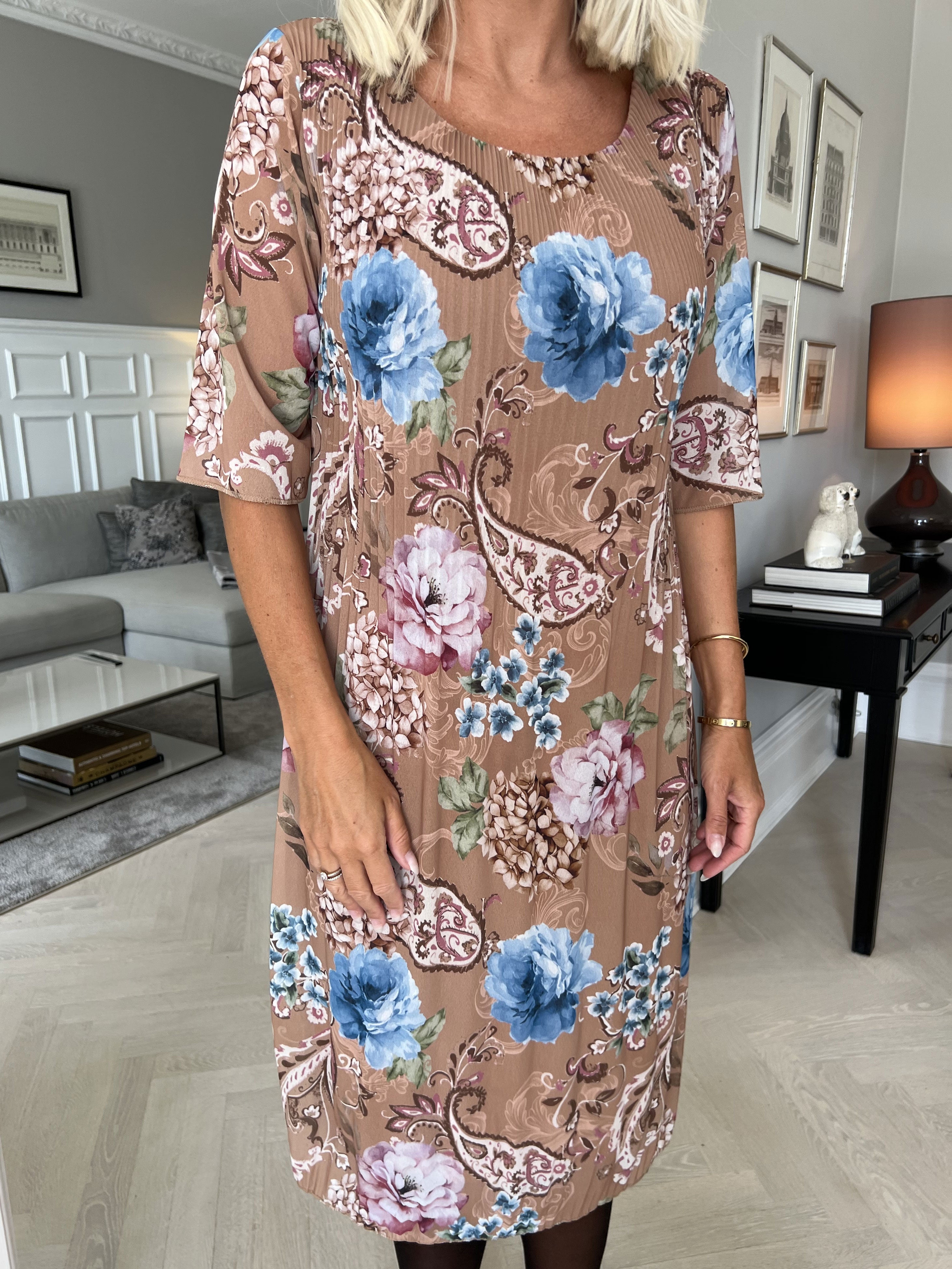 Zion Flower - Plisseret kjole med blomsterprint